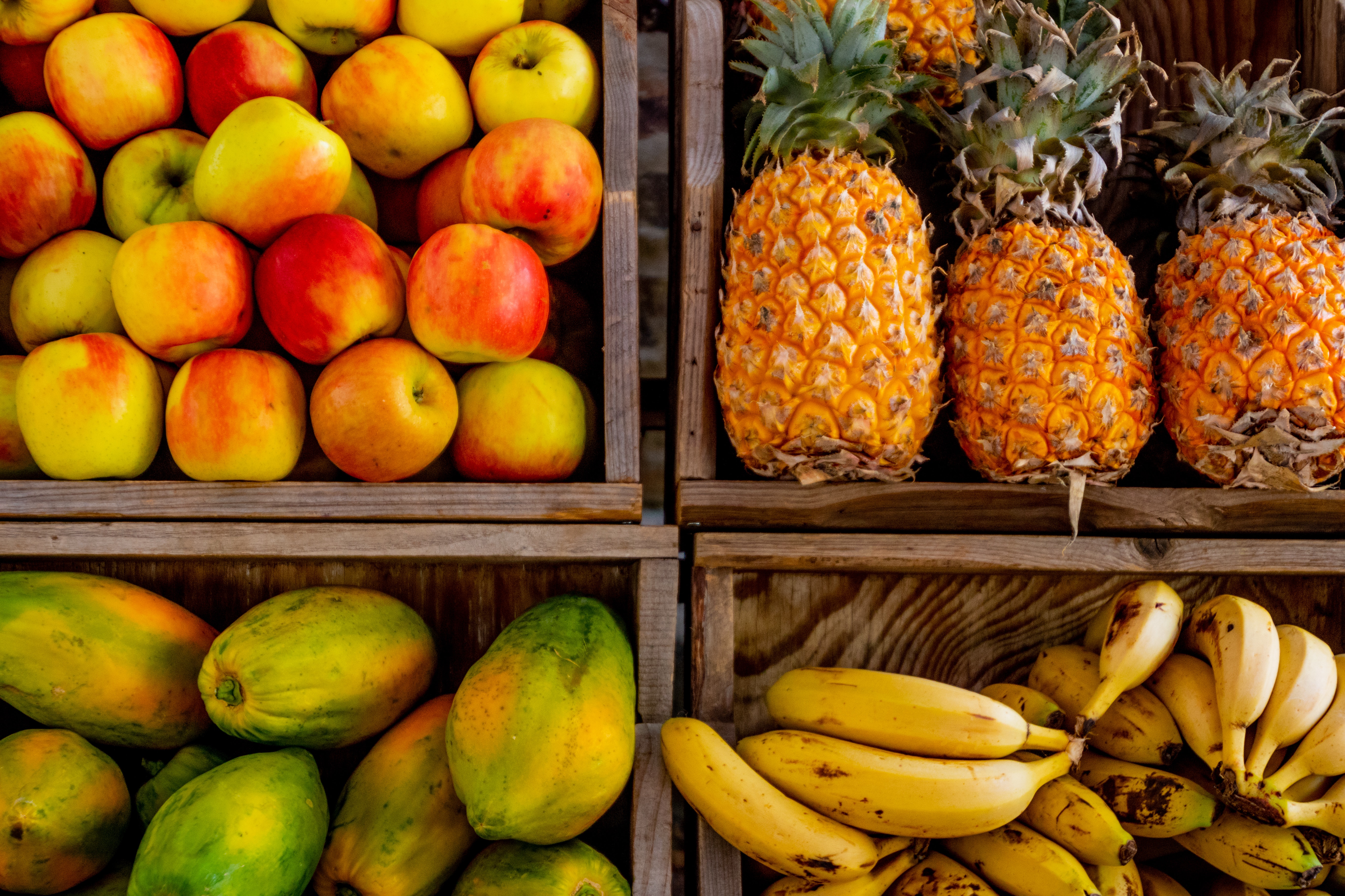 Photo de Magda Ehlers: https://www.pexels.com/fr-fr/photo/quatre-plateaux-de-varietes-de-fruits-1300975/