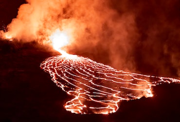 Photo de Daniel Torobekov: https://www.pexels.com/fr-fr/photo/nuit-fumer-volcan-lave-11258459/